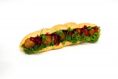 Bageta s masovými kuličkami - masové kuličky, jalapeňos papričky, nakládaná cibule, cherry rajčata, hořčicový dresink 1,10